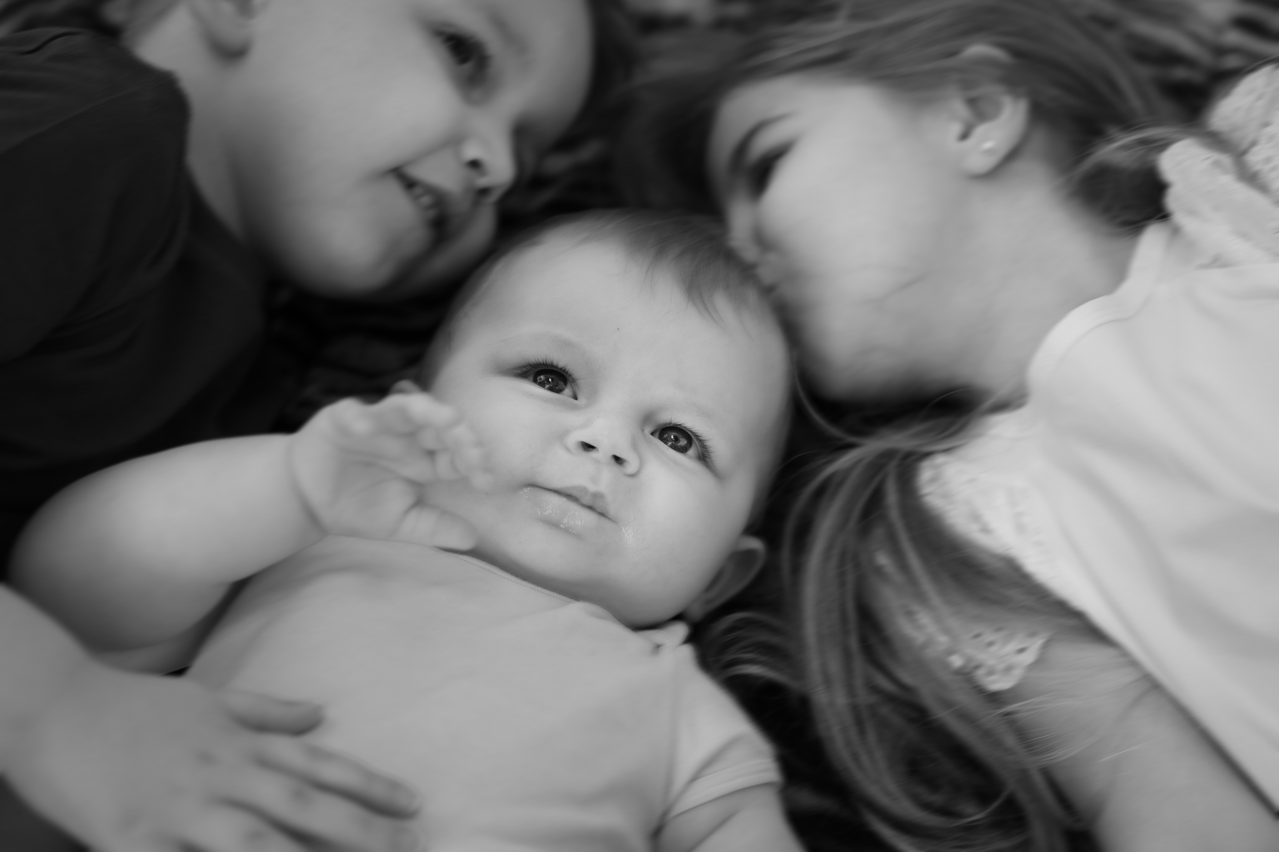 Baby mit seinen Geschwistern