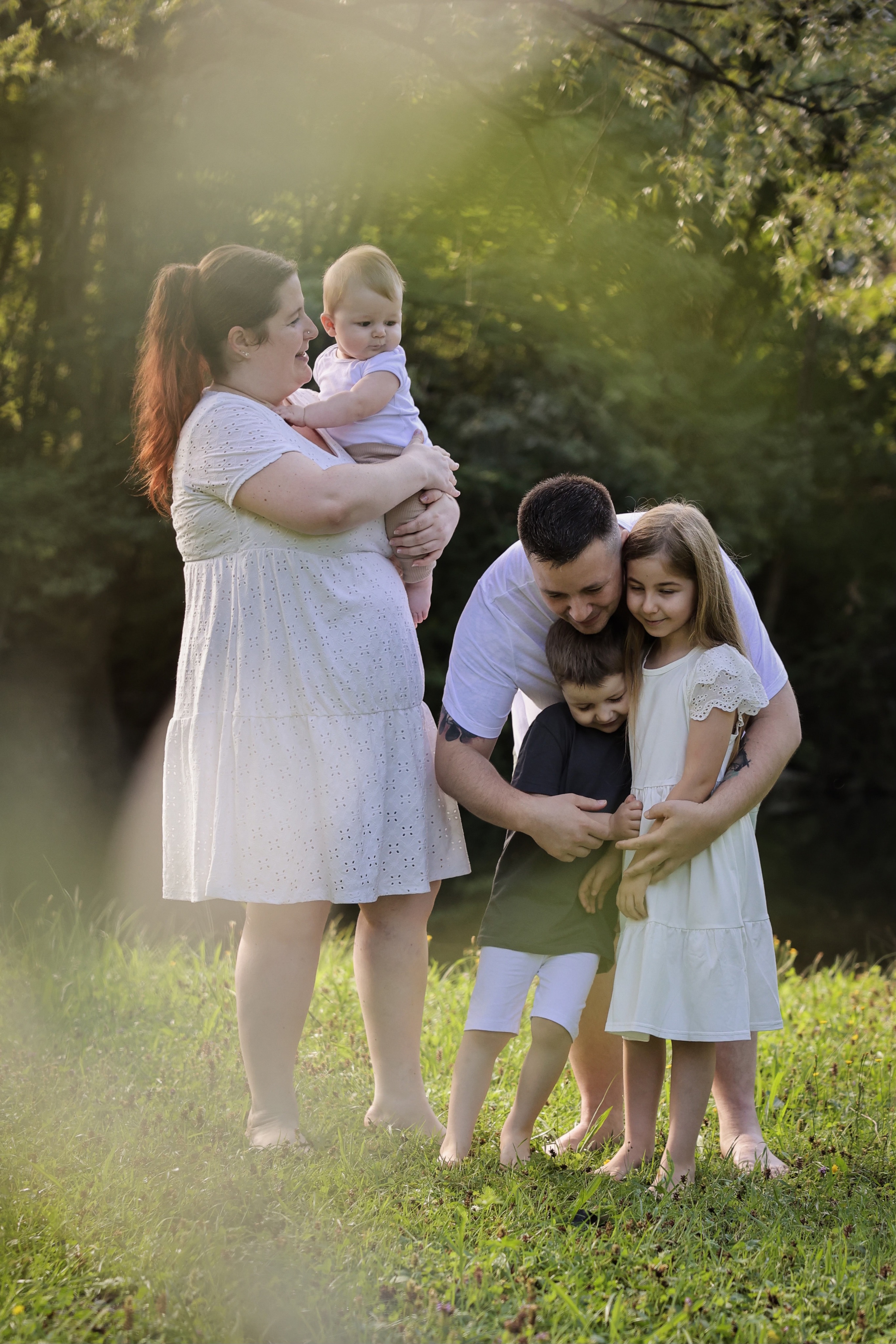 Familie mit Kindern auf einer Wiese