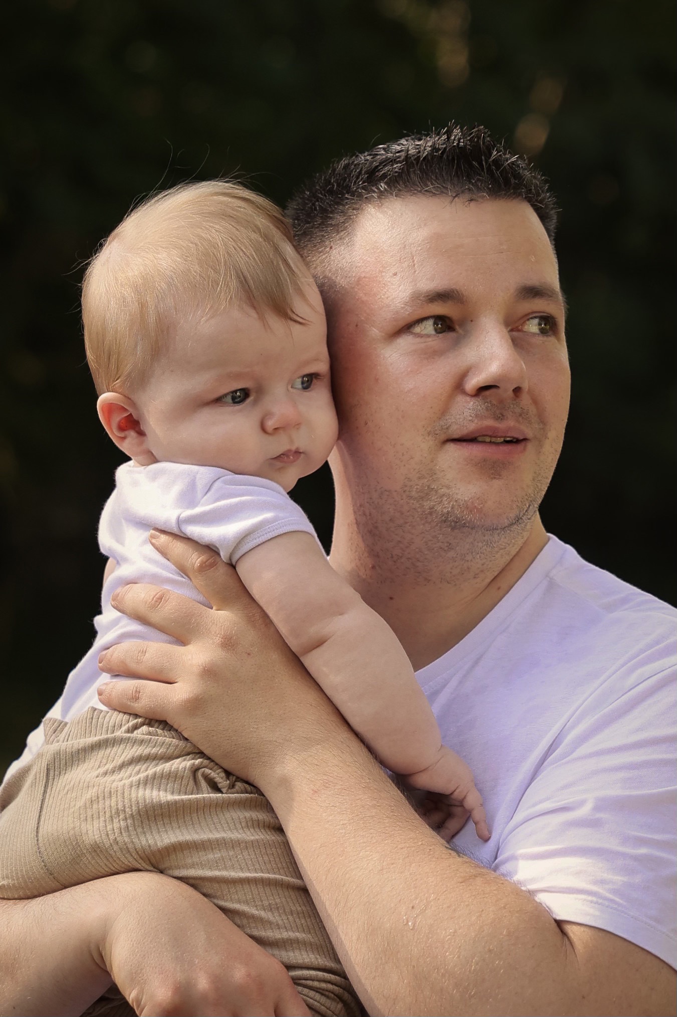 Vater hält sein Baby
