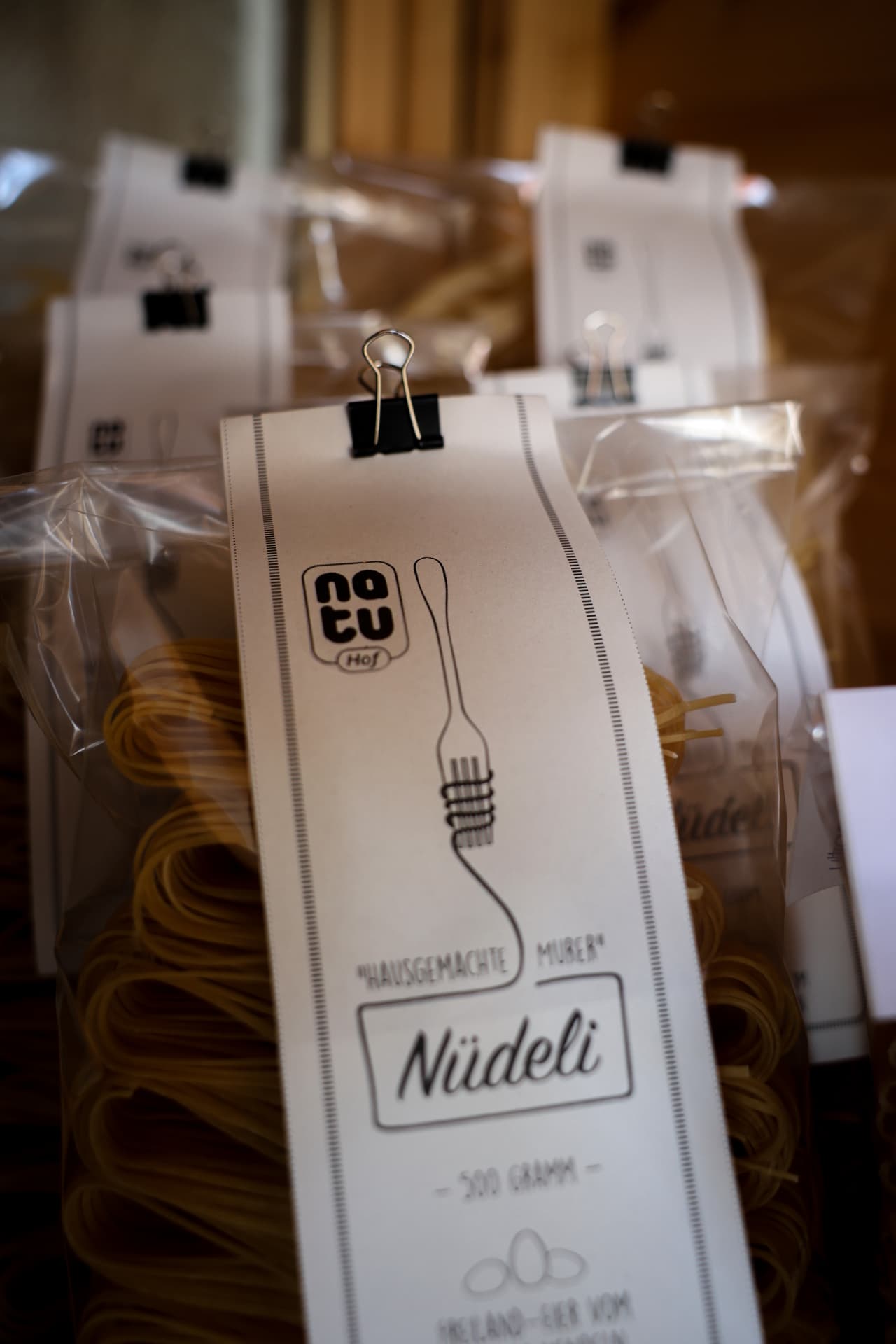Nudeltüten mit gestaltetem Etikett Natu Hof – Hausgemachte Mürbe Nüdeli